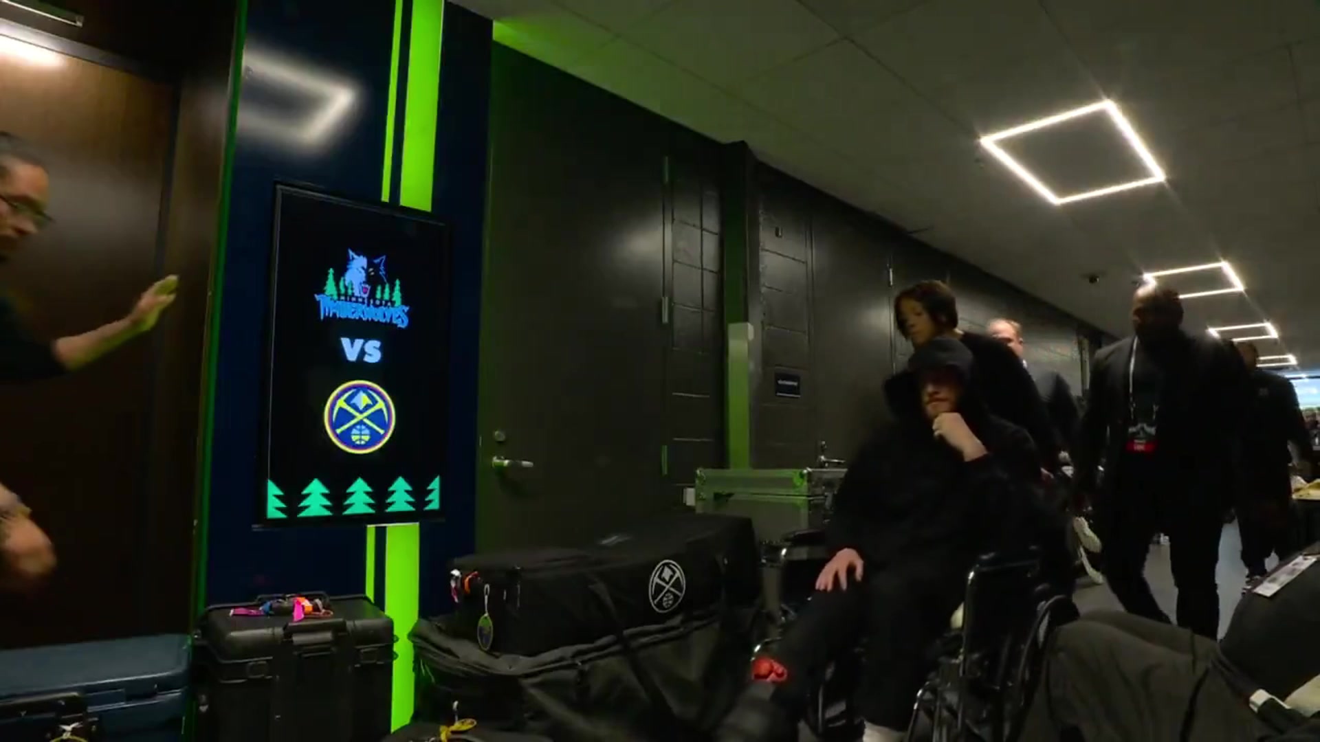 【热门视频】遭遇跟腱撕裂迪文坐⬅️轮椅离❗开球馆！受伤部位已