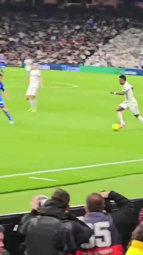 [视频/集锦]实拍：维尼修斯丢球后没有回防抢回球权，反而忙着和球迷争论