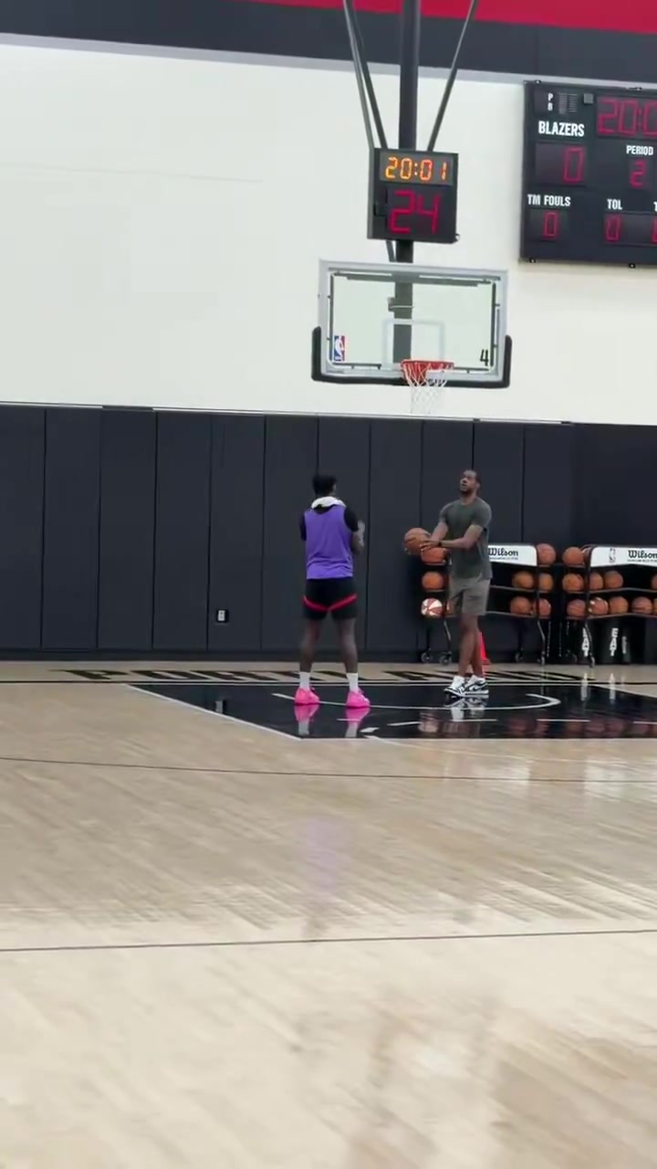 [瞬间剪辑视频]老❗⚽熟人阿尔德里奇现✨身开拓者训练场，与西