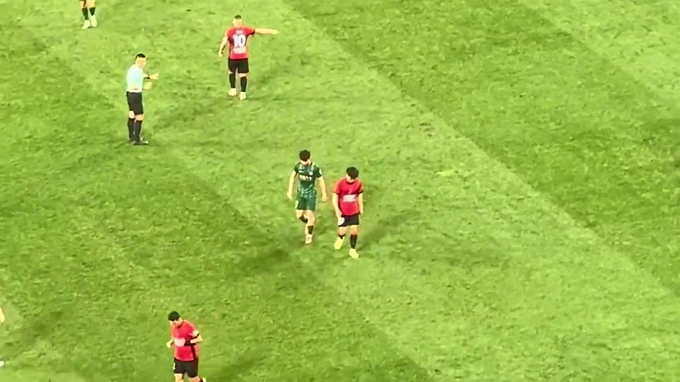 【有道理嘛?】实拍：王钰栋疑似冲着裁判傅明嘀咕什么，随后被出