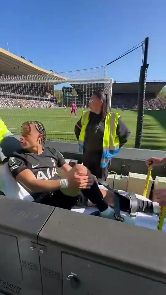 [值得一看]实拍：狼队球迷场边辱骂西蒙斯，后者现场谩骂：F*