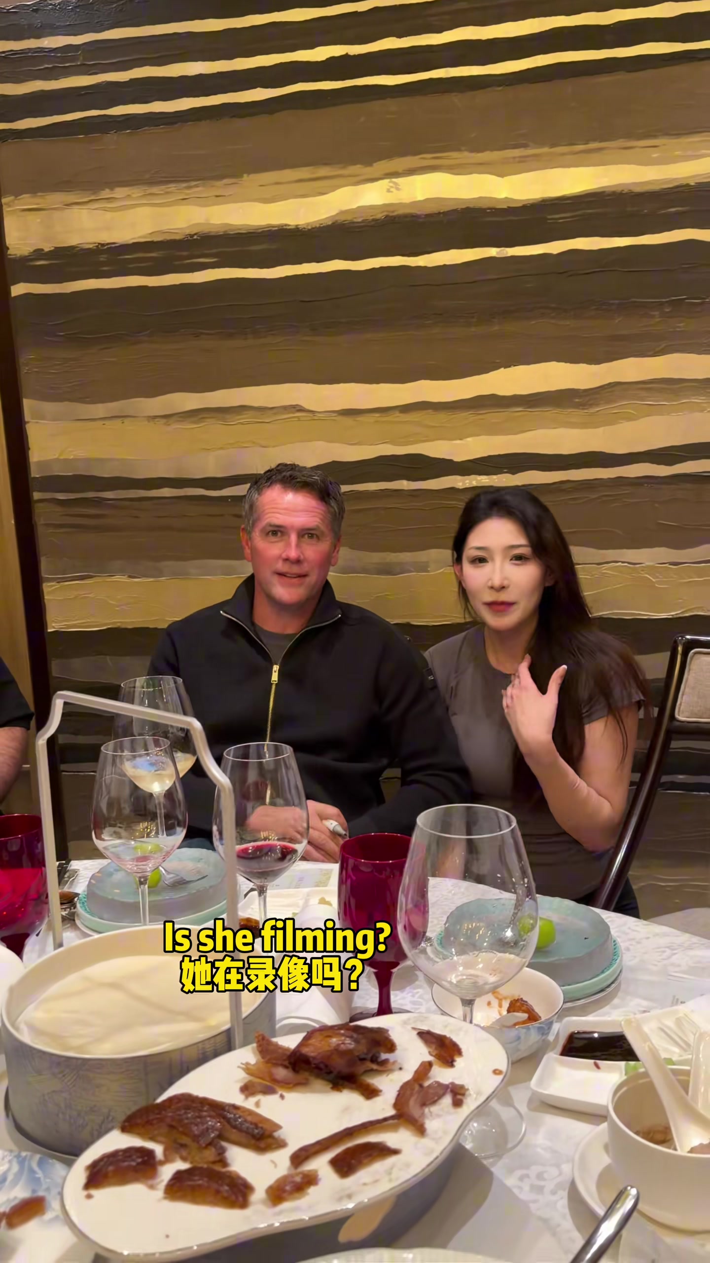 [高光剪辑]欧文和退役女足马德李一起吃饭，怎么俩⚾人✨靠得这