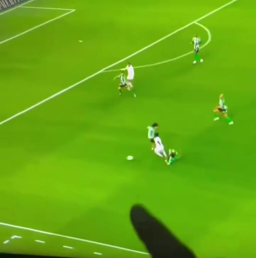 【深度视频】瞎带！⬅️外网球迷热议维尼修斯试图突破贝蒂斯防线