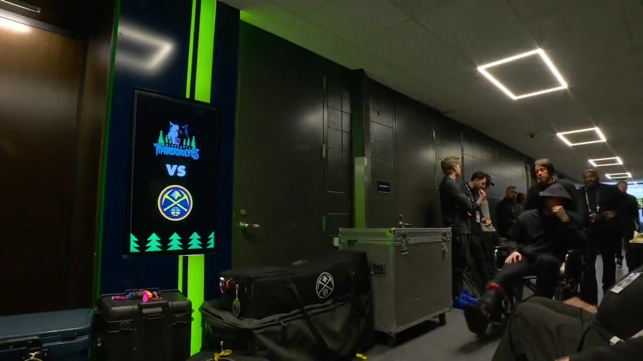 [推荐]虽然3-1但遭重创！迪温琴佐重伤后坐轮椅离开球馆前往医院画面