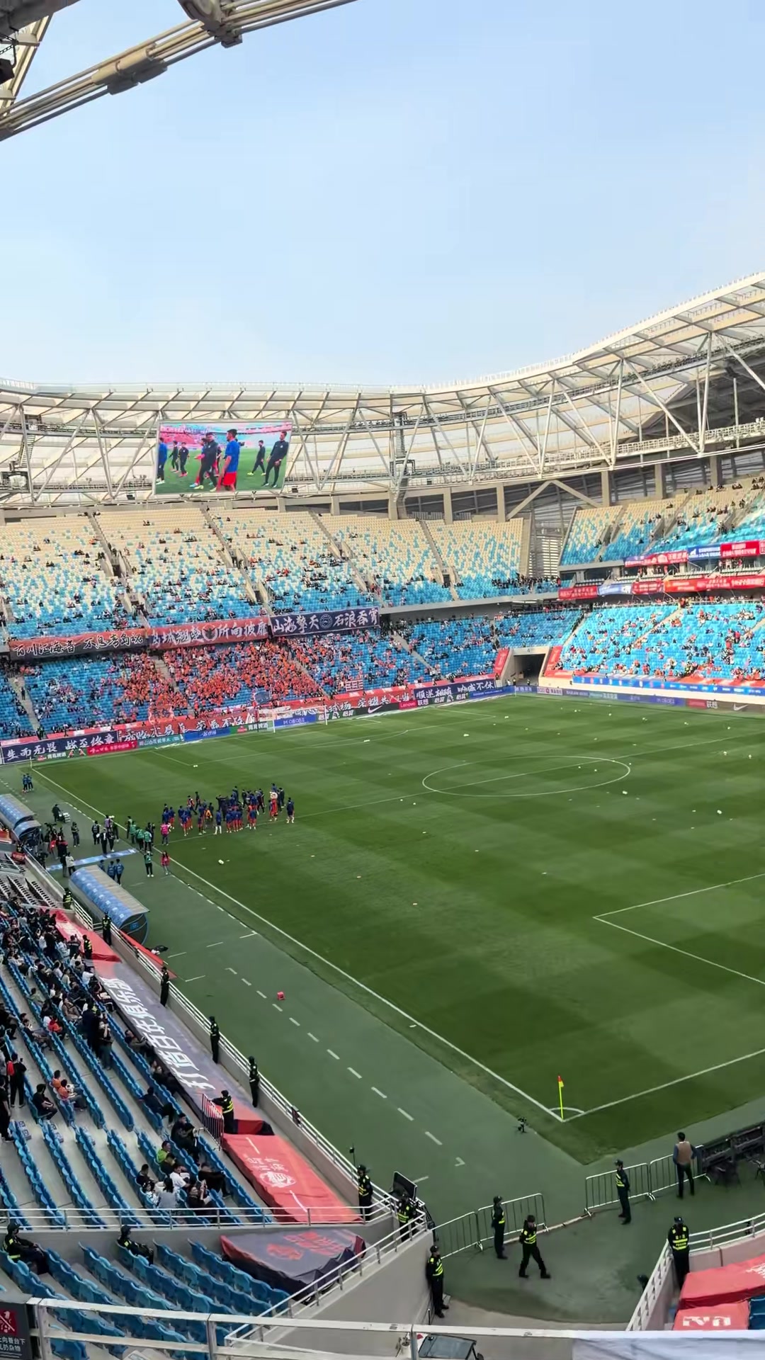 赛前泰山球迷在球场高喊：倒数第一！