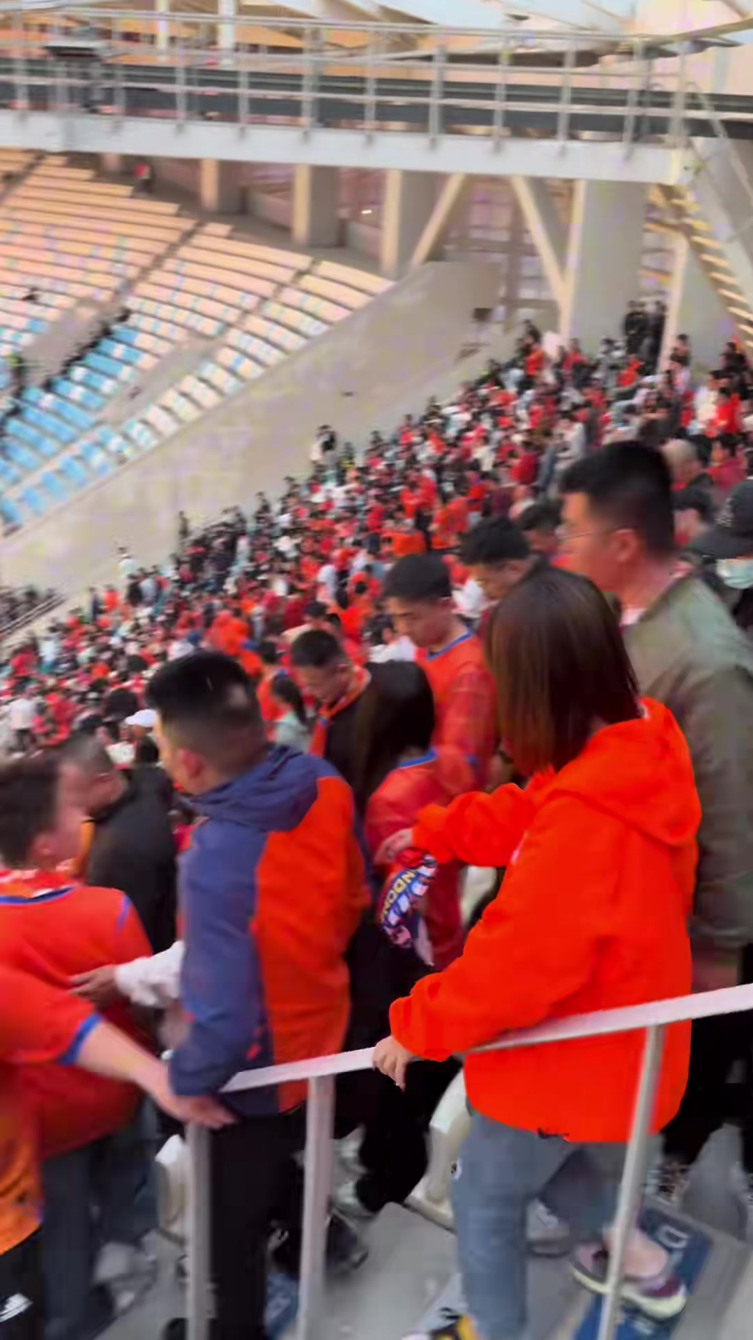 79分钟3球落后！泰山球迷提前退场：耻辱！太让人痛心了