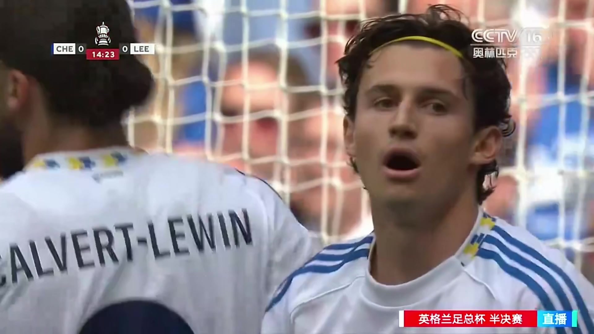 解说:当阿隆森扣动扳机的那一刻，桑切斯给球门穿上了一层防弹衣