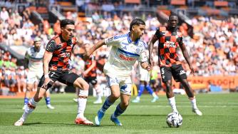 法甲-让二追三！阿杰伊乌龙奥莫巴米德尔绝杀 斯特拉斯堡3-2洛里昂