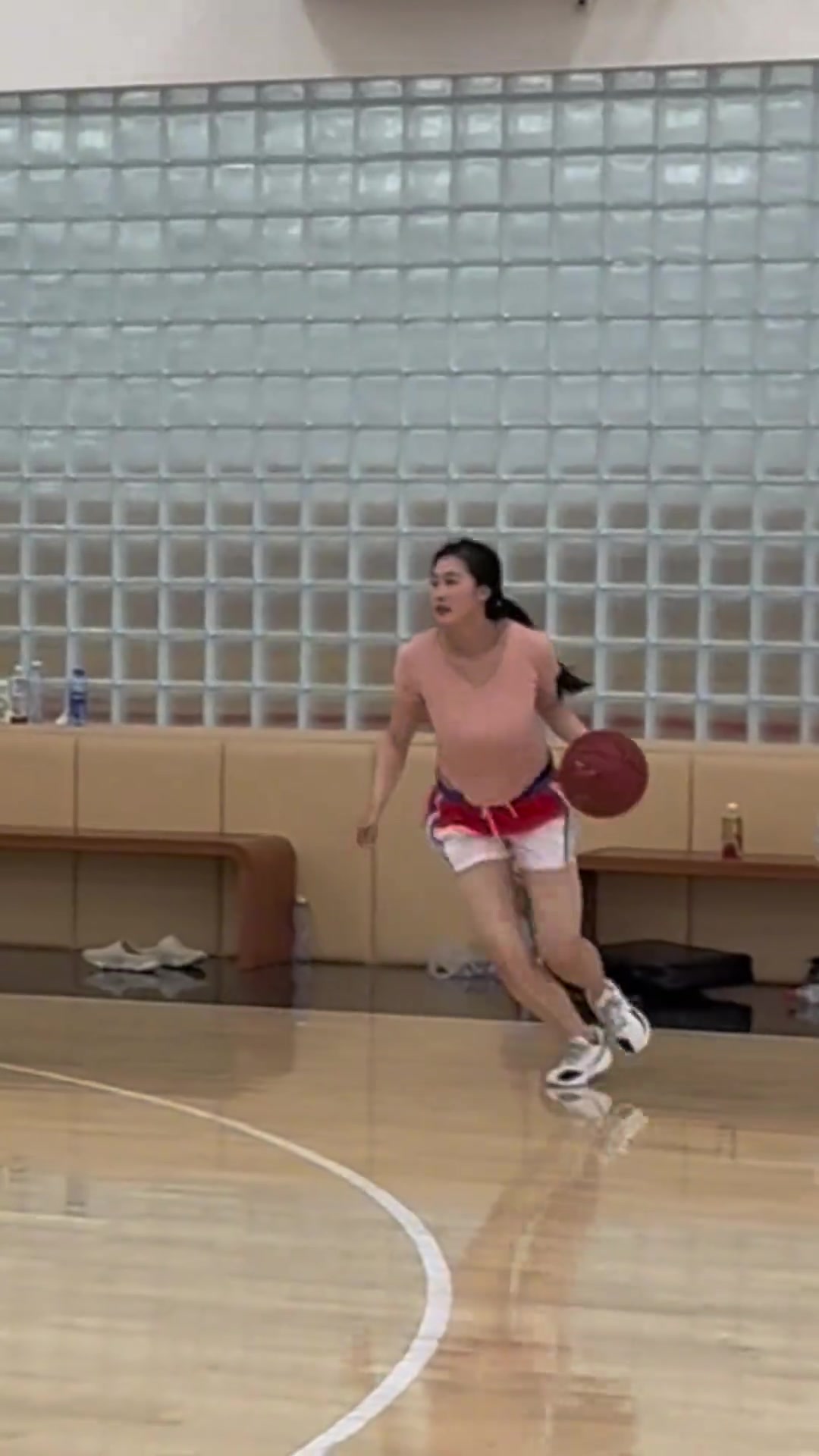 谁说女子不如男 学妹布朗妮打球也是极具观赏性的