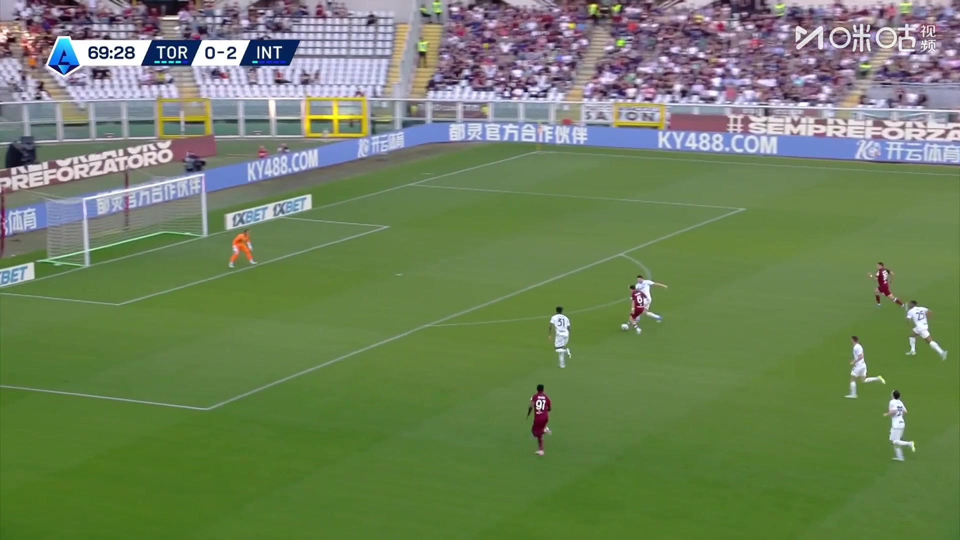 伊尔汗禁区前沿分球右侧，小西蒙尼面对索默挑射破门！