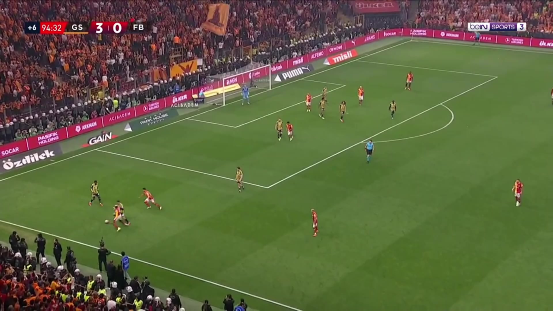 火爆德比！奥斯梅恩与对手顶牛起冲突，被主裁出示黄牌！