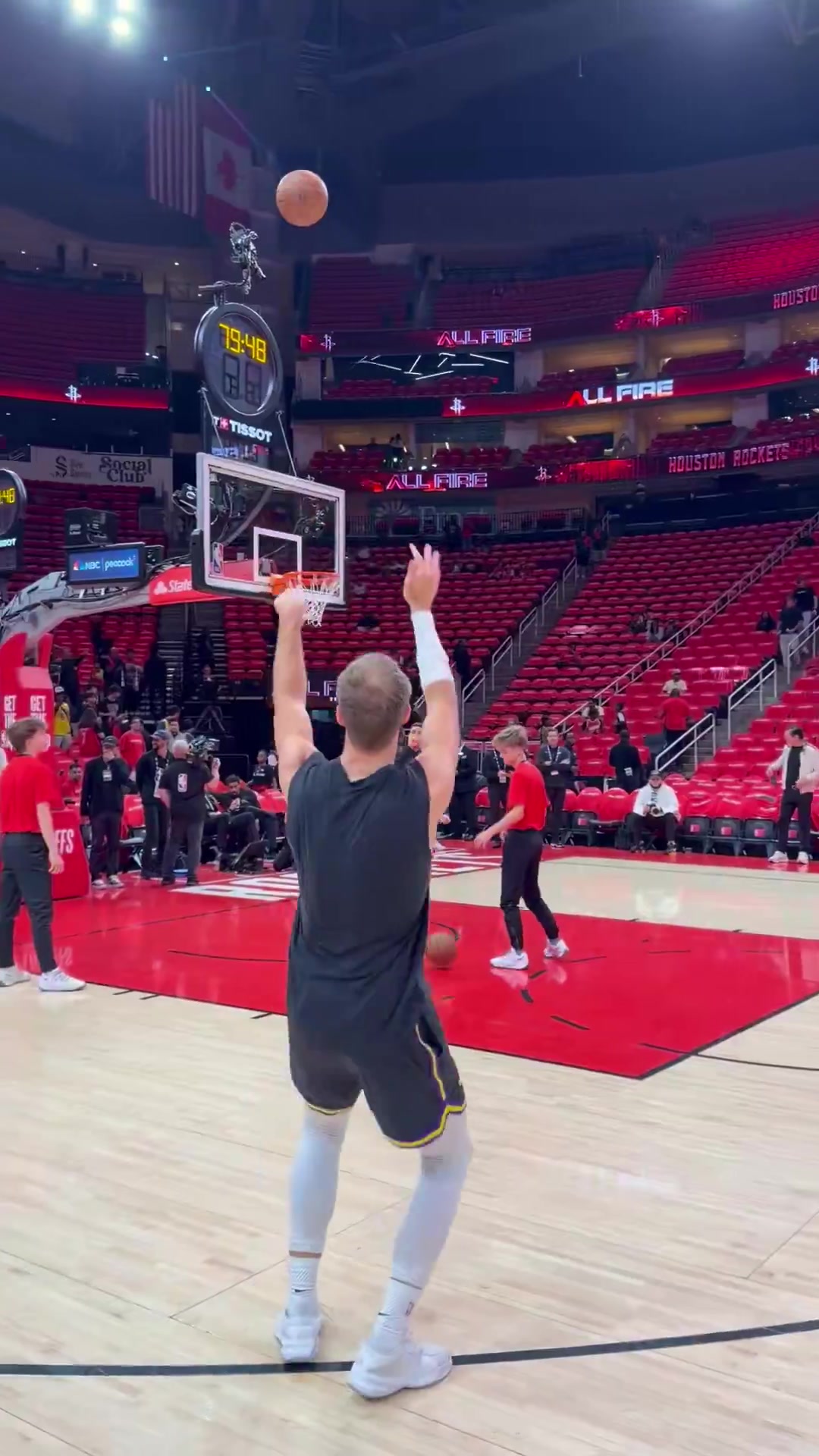 [推荐]湖人两大奇兵斯玛特&肯纳德赛前猛练三分！今天还能爆吗