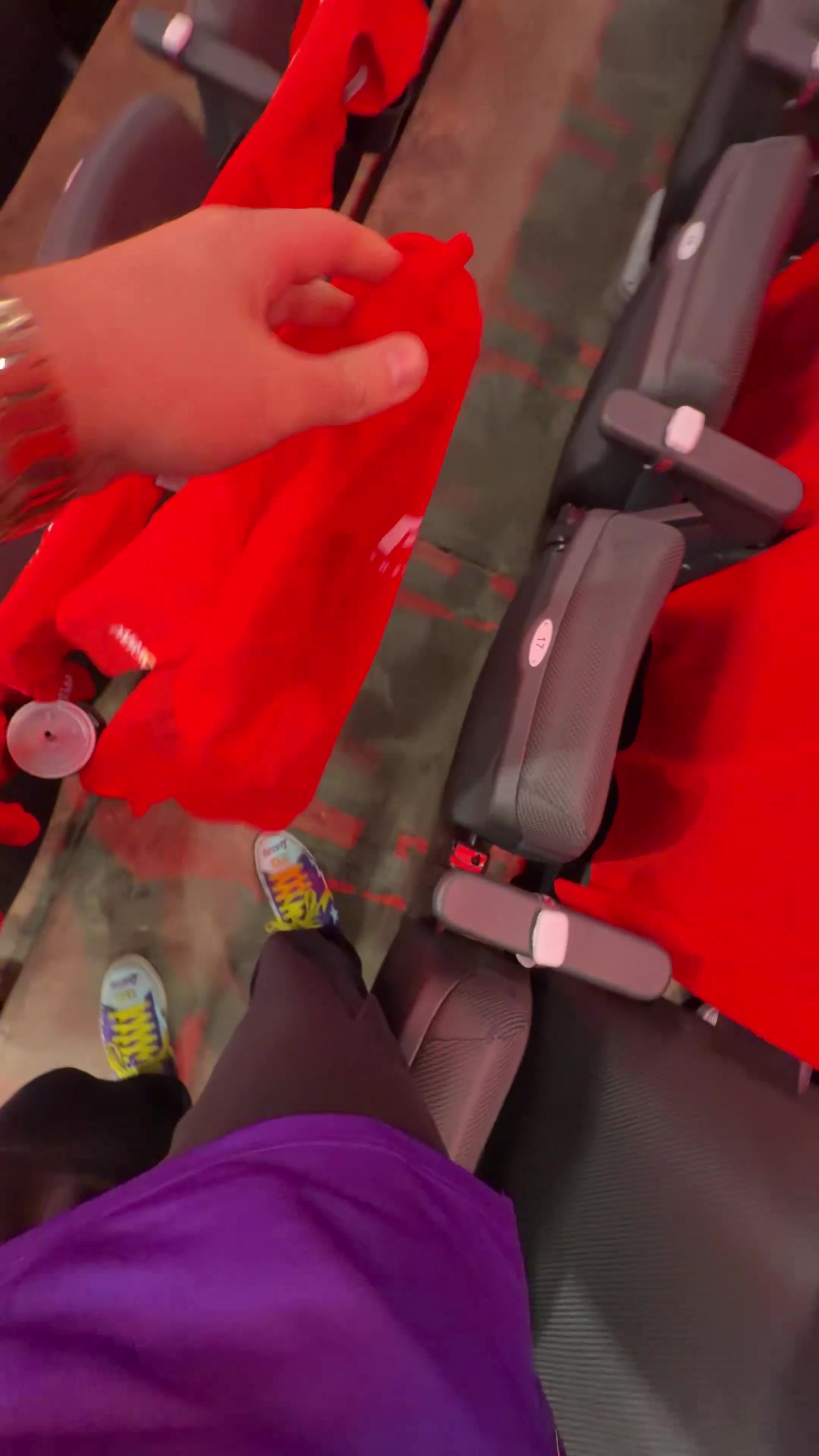 [推荐视频]太真实了湖蜜现场观战，把火箭送的T恤直接丢地上了