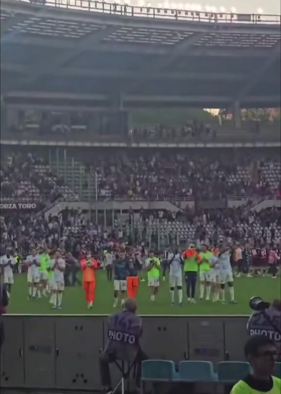 冠军近在咫尺！实拍：蓝黑众将赛后谢场，国米远征军唱战歌鼓励