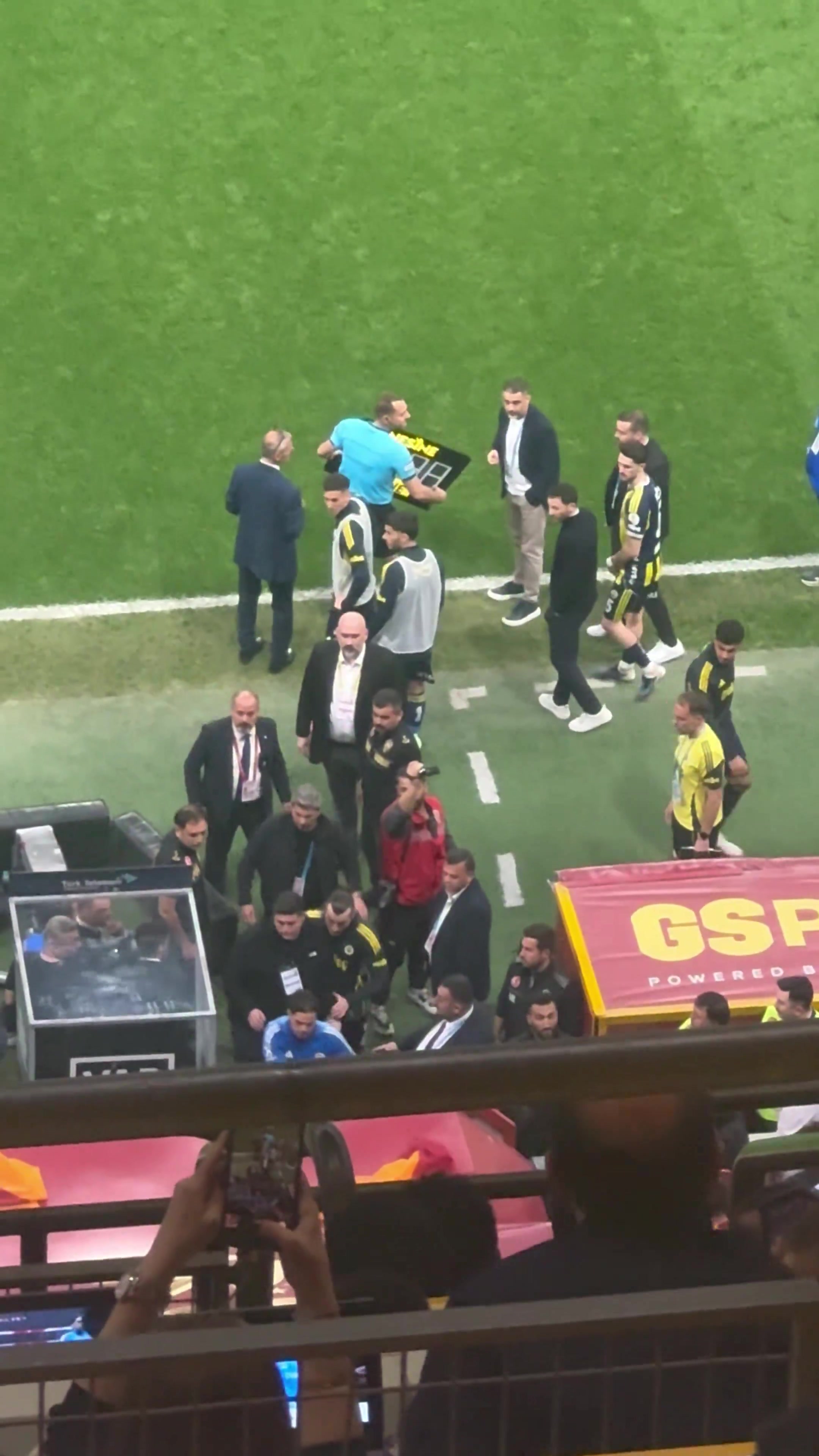 【体育头条】原地气炸！实拍：埃德松被罚下后还击打了VAR显示屏！