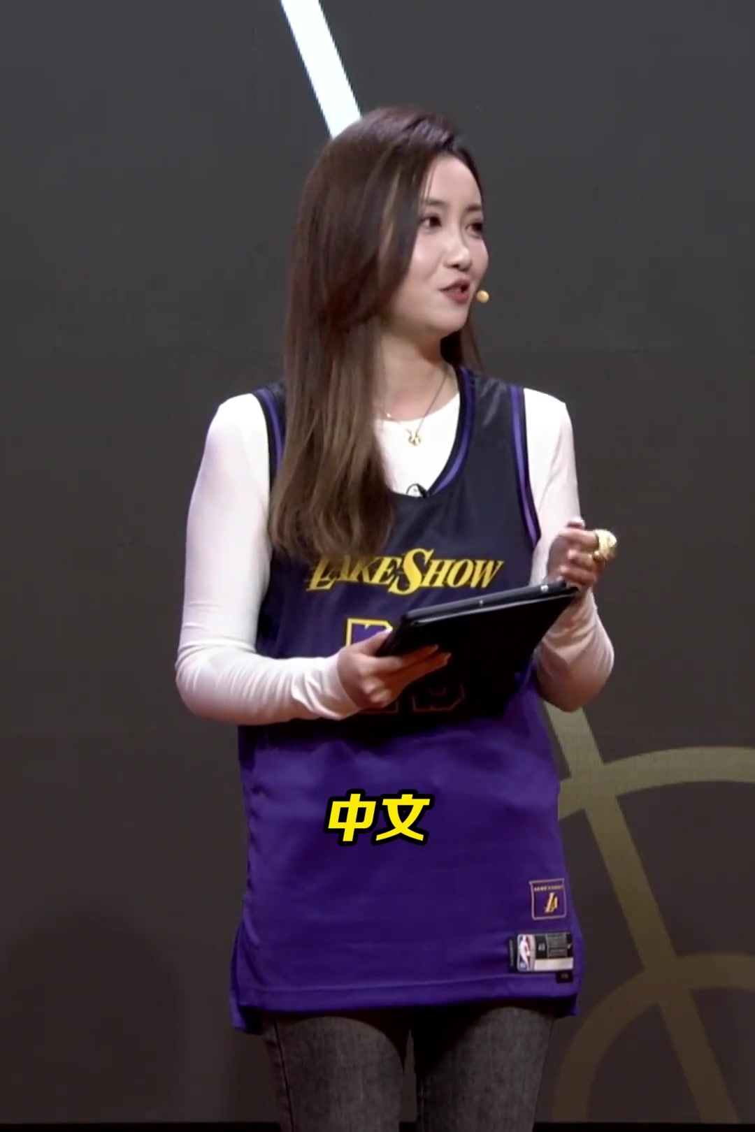 [球场爆发瞬间]麦基空降演播室 大秀⬅⭐️中文：⬆️“湖人总