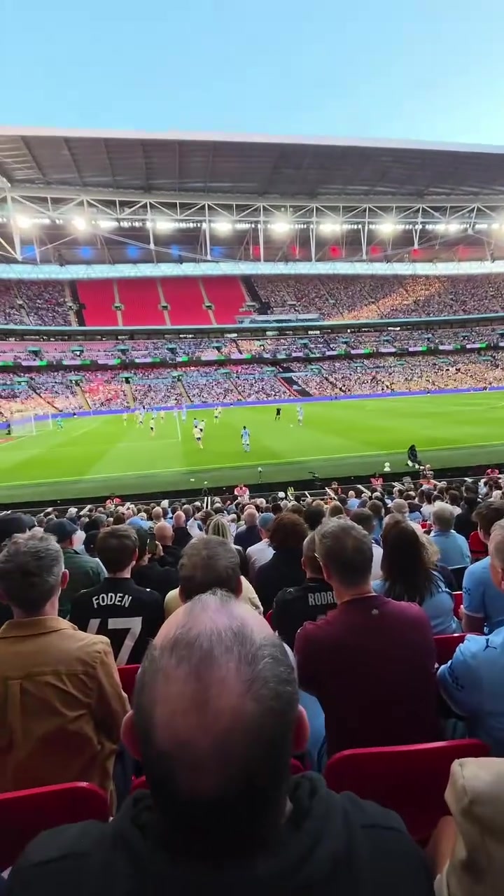 【体育视频】现场比赛有延迟？网红美女观赛，先收到了曼城进球的