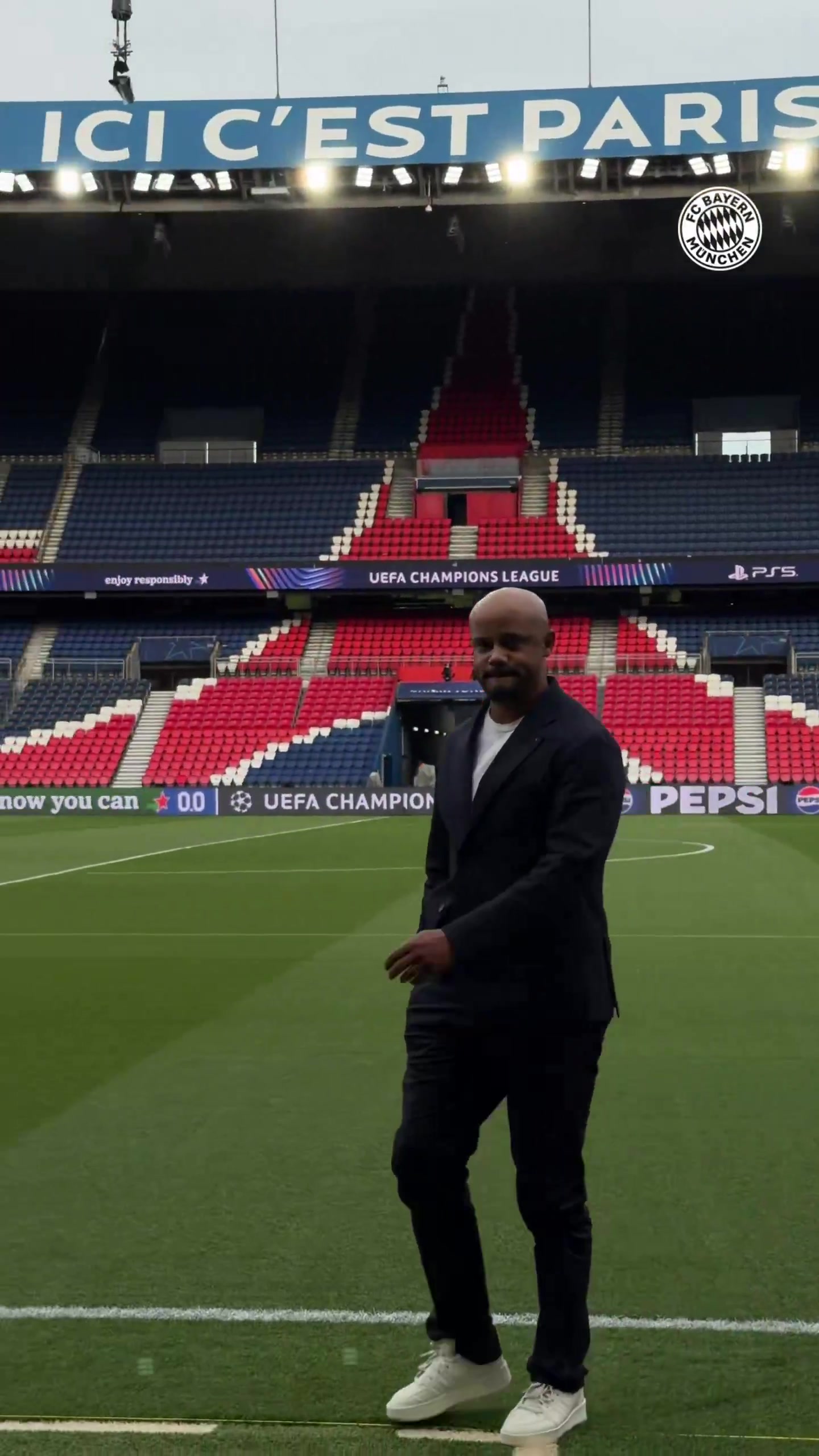 孔帕尼在对阵巴黎的半决赛前检查场地……