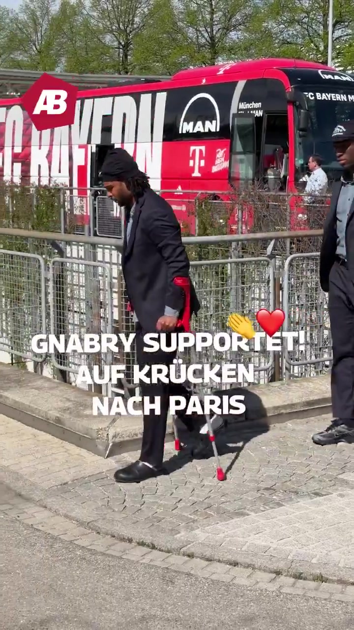格纳布里拄着拐杖随队前往巴黎，为队友们加油助威！