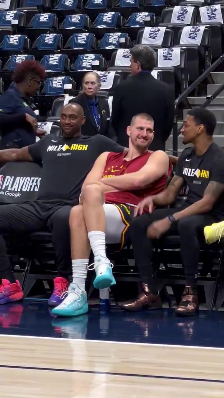 [热点视频]很放松啊~约基奇G5赛前和工作人员有⬅️说有笑✨