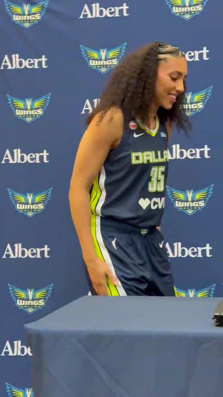 【WNBA】这发型很独特~达拉斯飞翼状元阿齐·福德到场参加媒