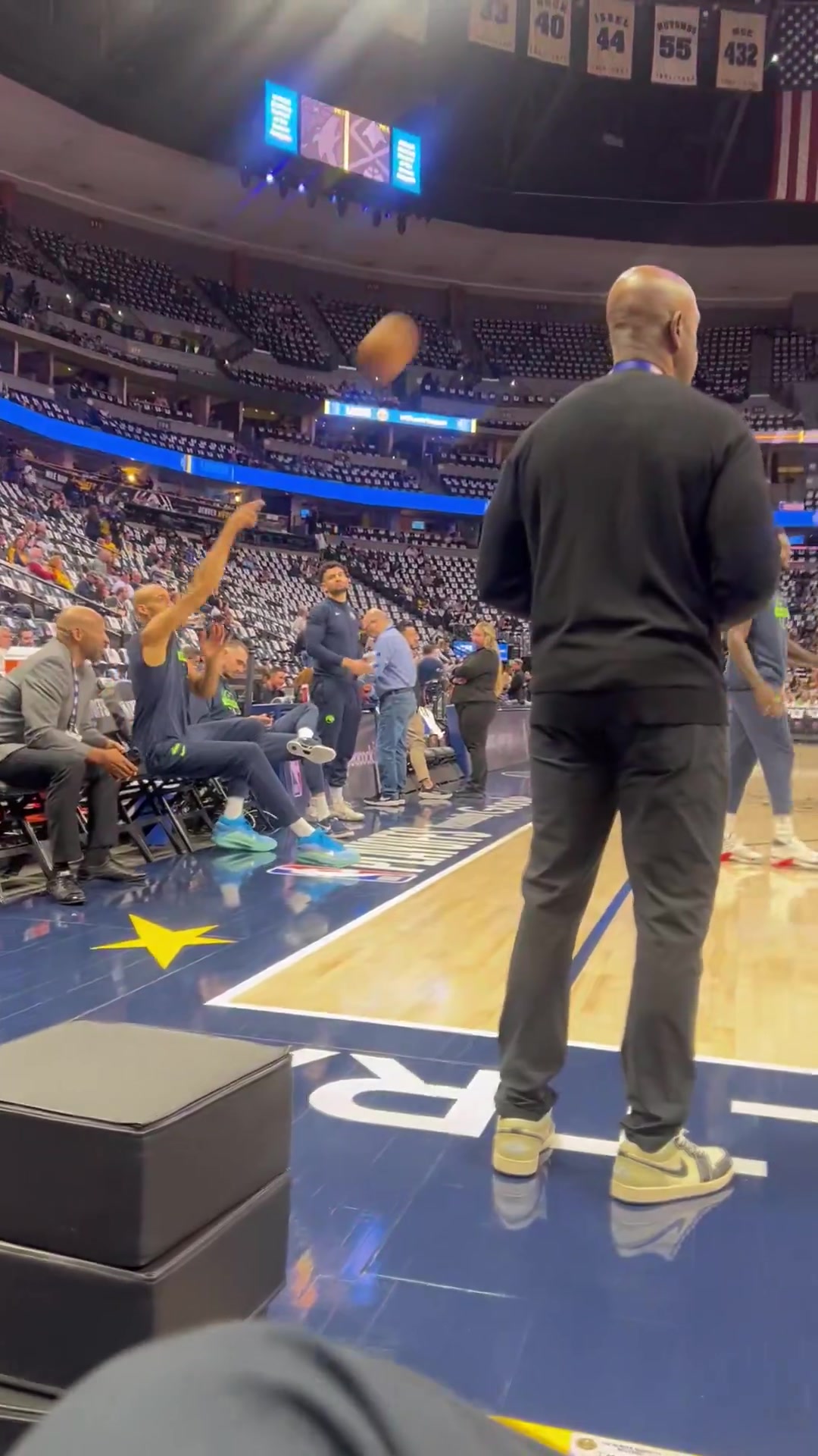 【热点视频】你还有这招？戈贝尔赛前⭐坐在板凳席投中超远三分！