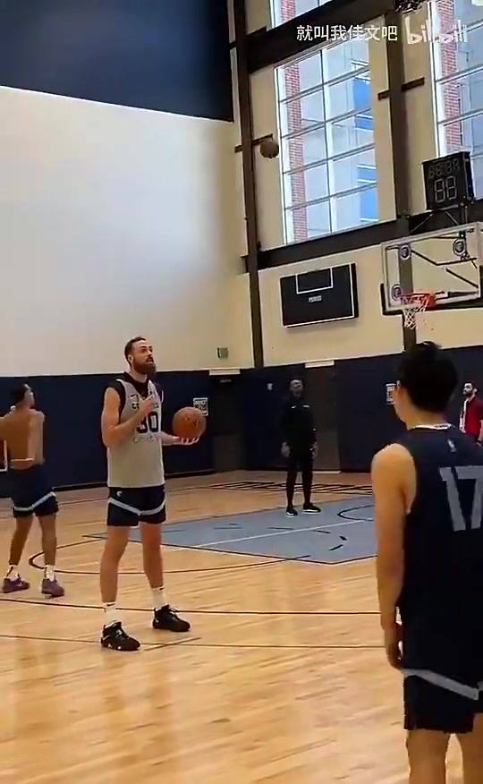 [体育头条]2将4首轮换来的！贝恩这身材，霸王龙肌肉射手真不是白叫的！