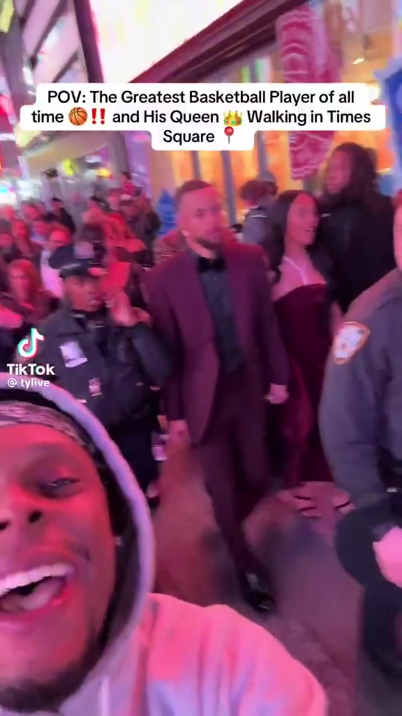 【体育头条】球迷在时代广场遇到库里夫妇！还和球迷聊天击拳~