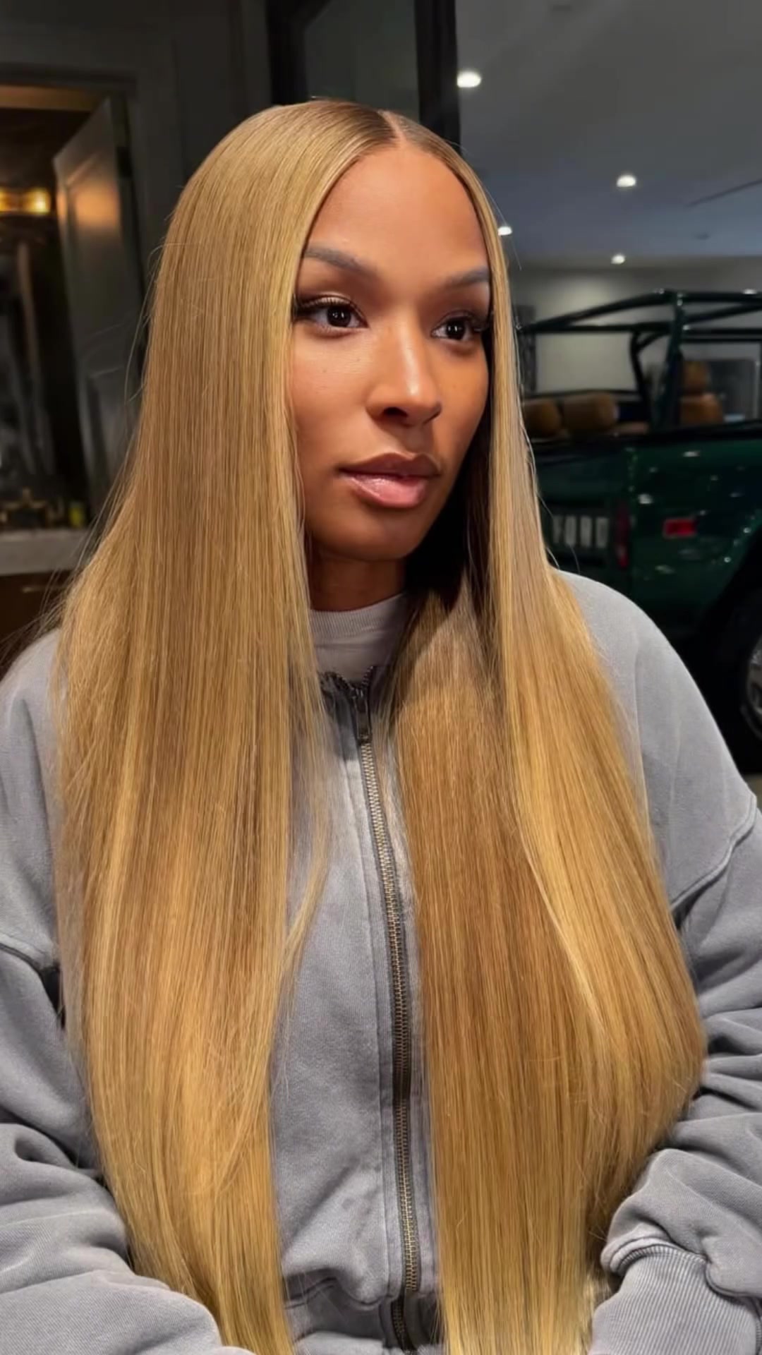 【体育头条】哟呵，詹嫂又换发型了，头发拉这么直啊！