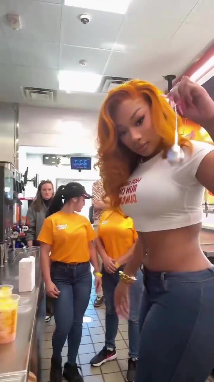 【你怎么看？】会怀念嘛？此前克莱和女友梅根光临代言的奶茶店甜