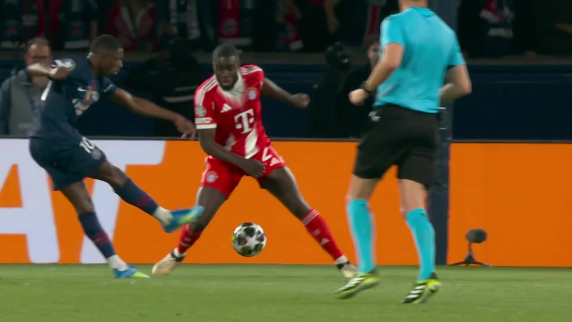 拜仁2-5落后！登贝莱晃开防守抽射近角破门，诺伊尔毫无反应！