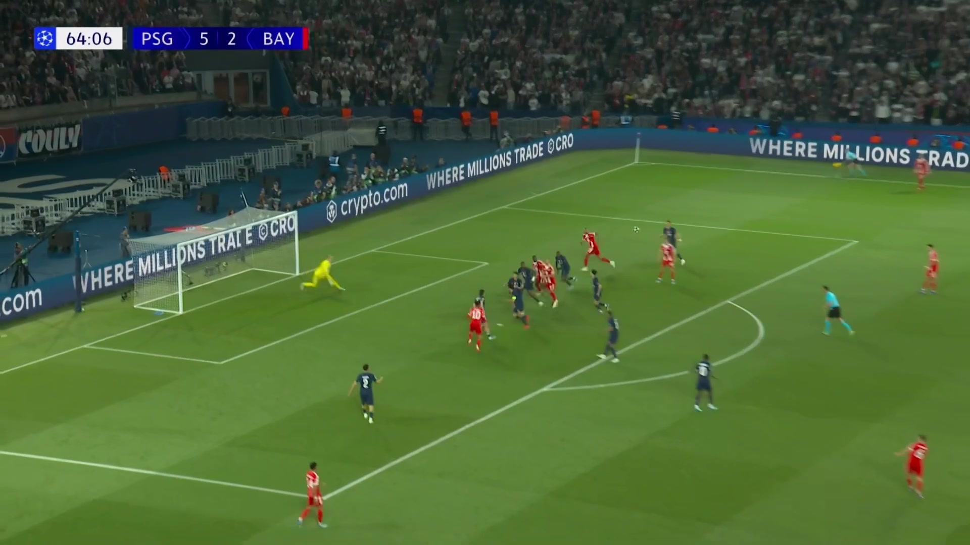 拜仁扳回一球3-5巴黎！基米希任意球似传似射，于帕头球入网！