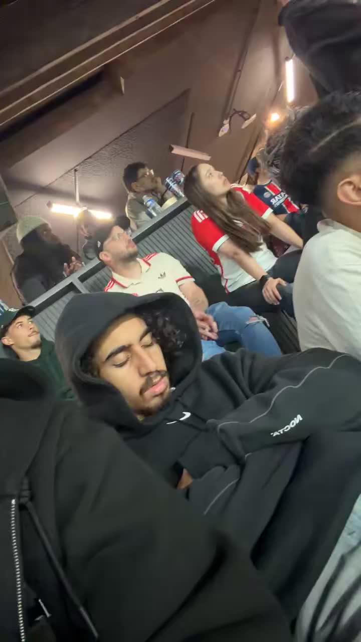 [视频]巴黎对阵拜仁的比赛期间，竟然有一位球迷在现场睡觉！