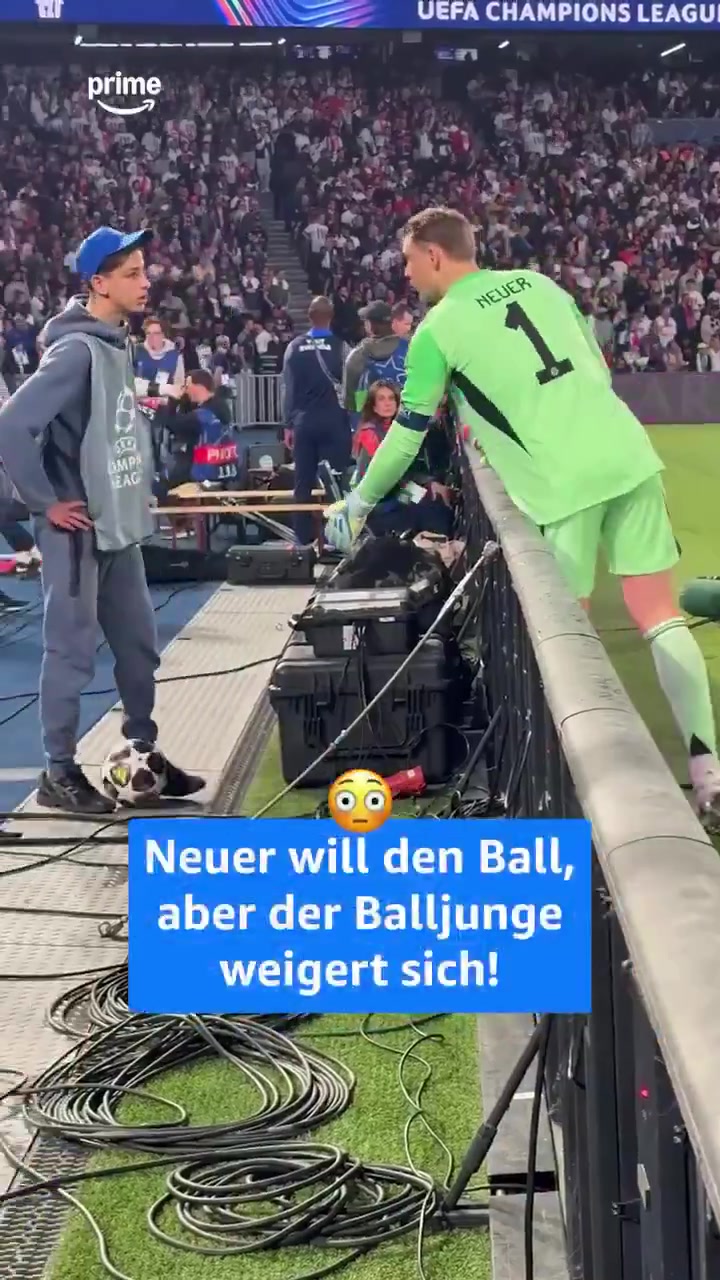 [推荐]大巴黎球童脚踩足球，不理会向他要球的诺伊尔