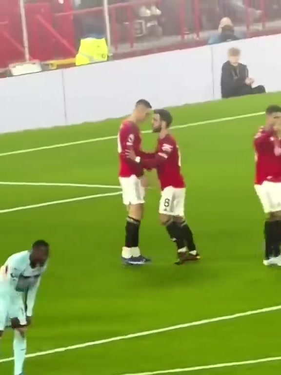 【经典赛事视频】队长风范！全队庆祝完进球后，B费又✨推舍什科