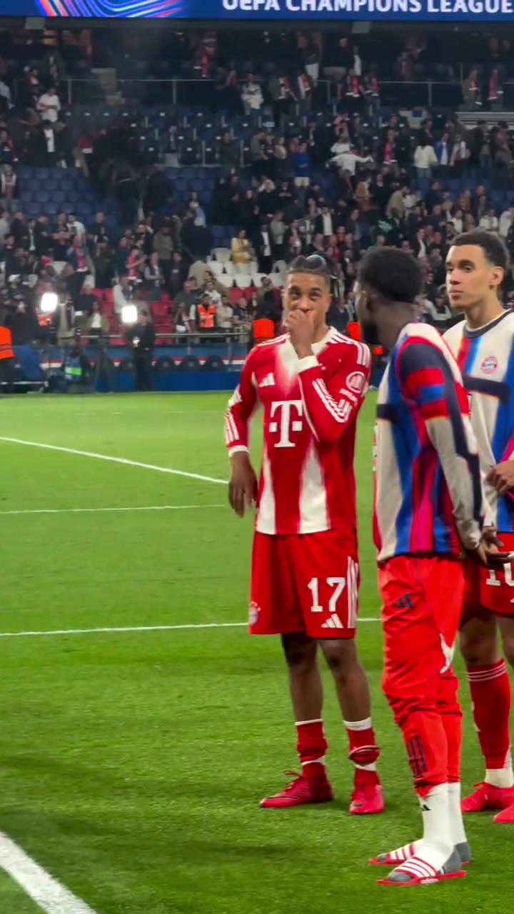 【球迷看点】赛后拜仁全员谢场感谢球迷，回主场再战！