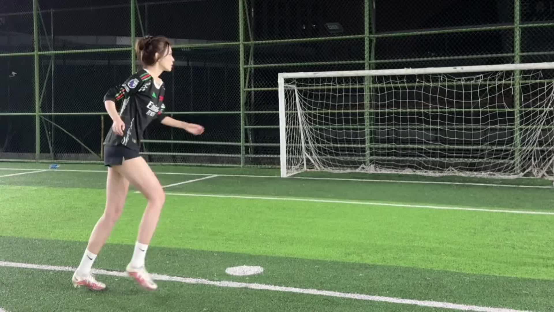 【有道理嘛?】足球+汽车这个赛道，美女博主也是玩明白了