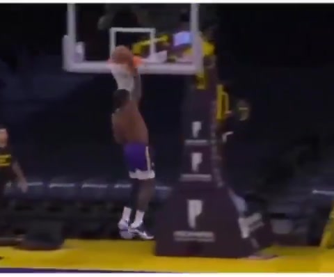 【球迷看点】名场面：啦啦队在场边观看，詹姆斯热身时连续冲刺全