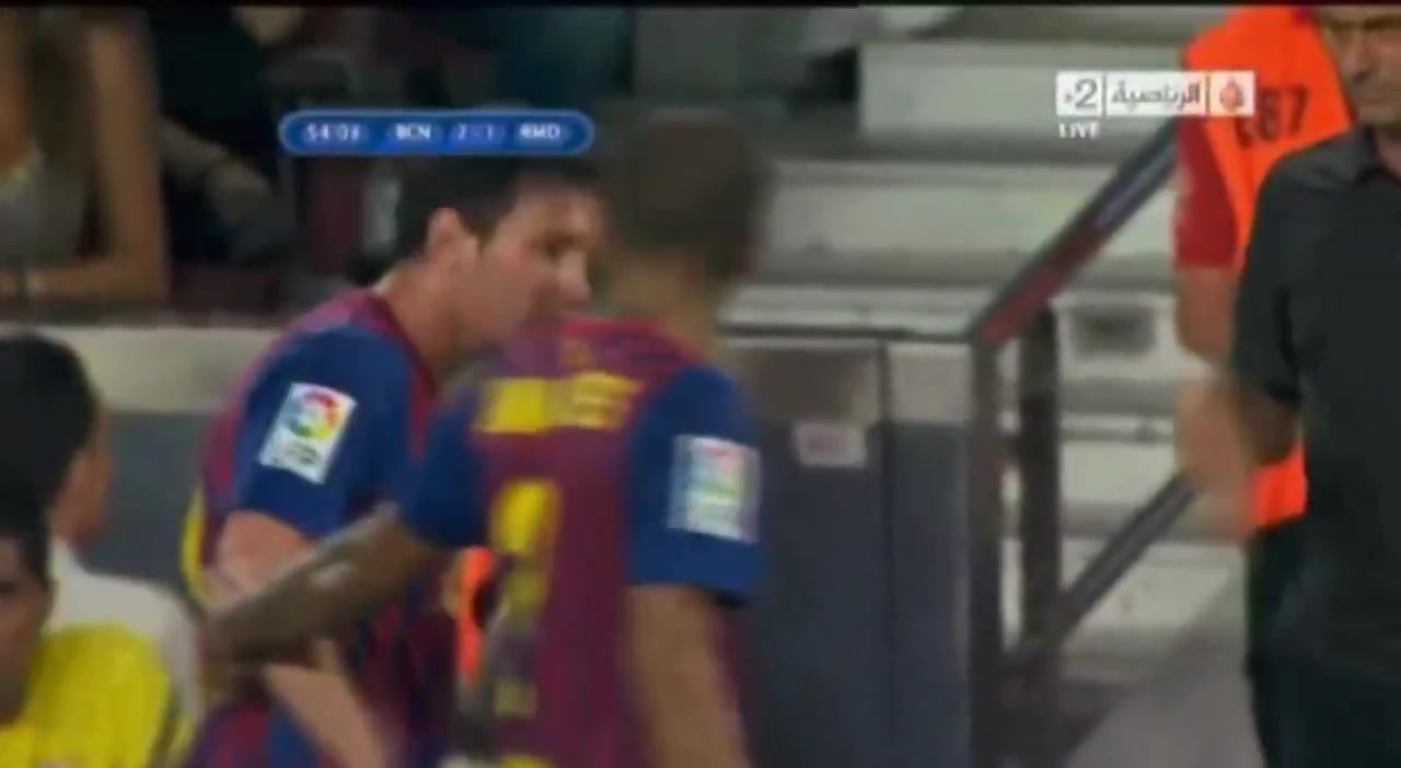 当年梅西从穆里尼奥身边走过时，穆里尼奥摆了摆手，面露难色