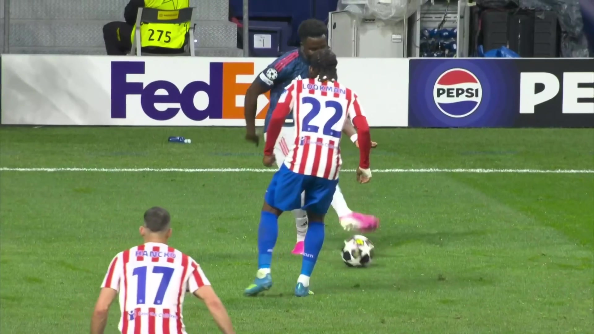 点球取消！汉茨科踩倒埃泽裁判指向点球点，但看VAR后取消判罚！