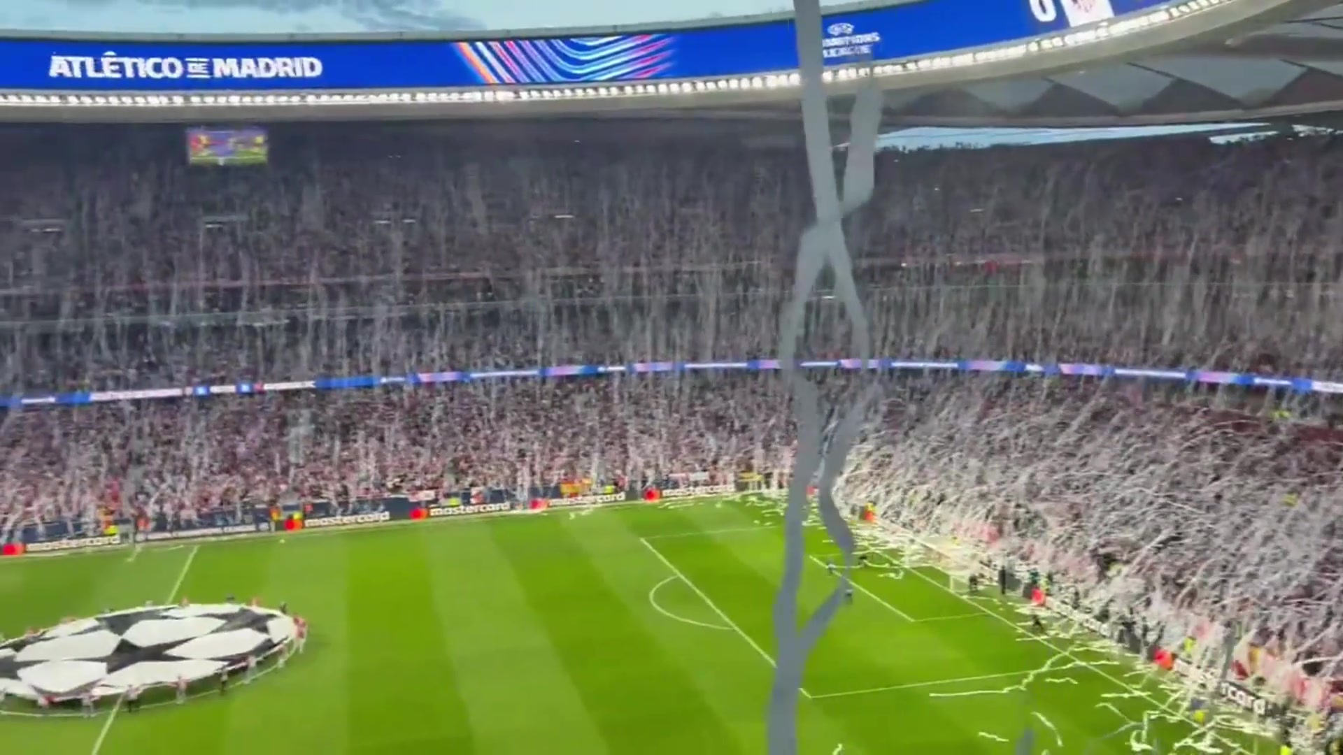 【比赛瞬时回放】场面壮观！双方球员入场时，马竞球迷集体往场内