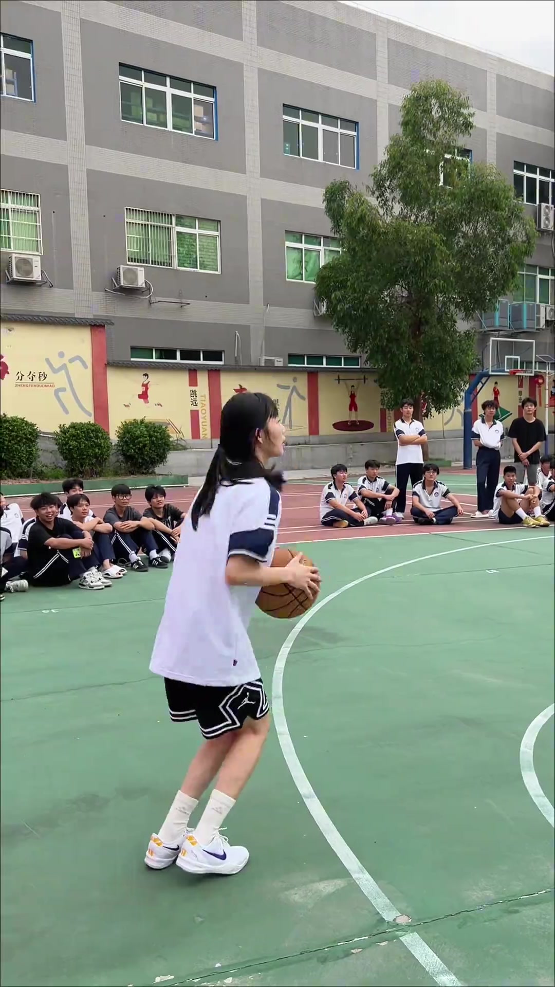 [精彩瞬间]她到底多大啊？想约她打球~