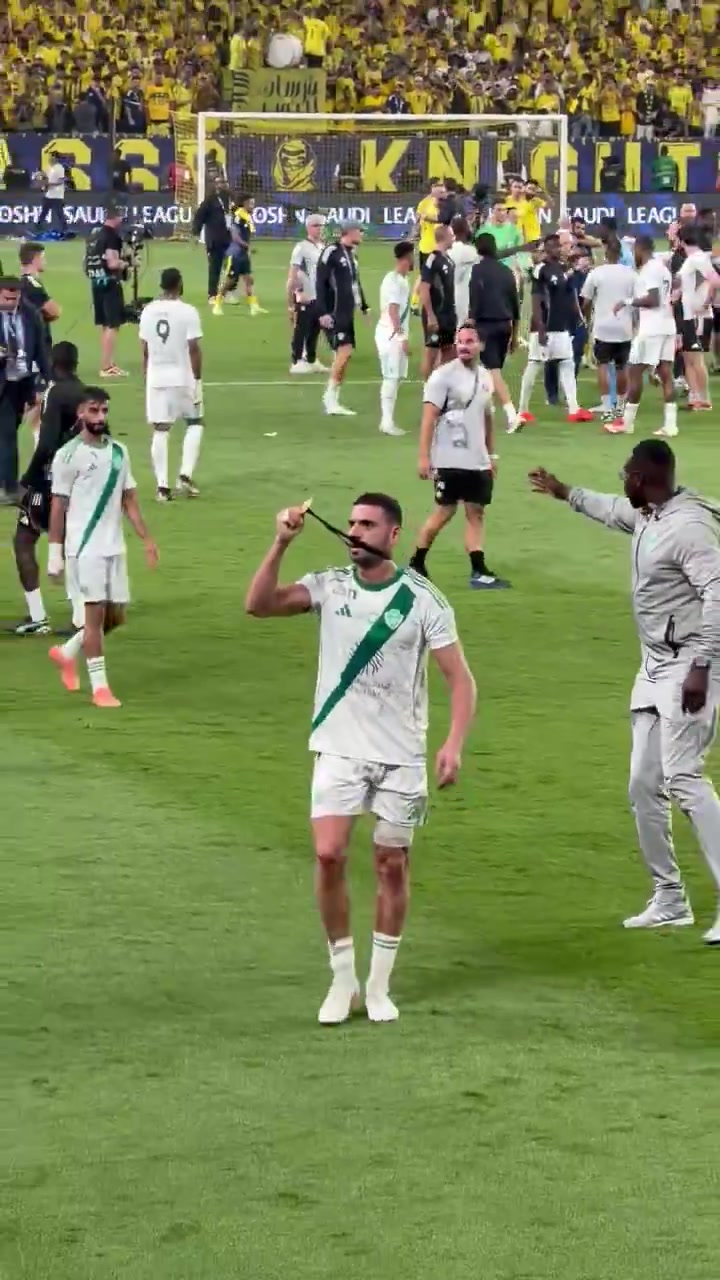 【技术集锦】输球后德米拉尔拿着亚冠奖牌，在利雅得胜利球迷面前