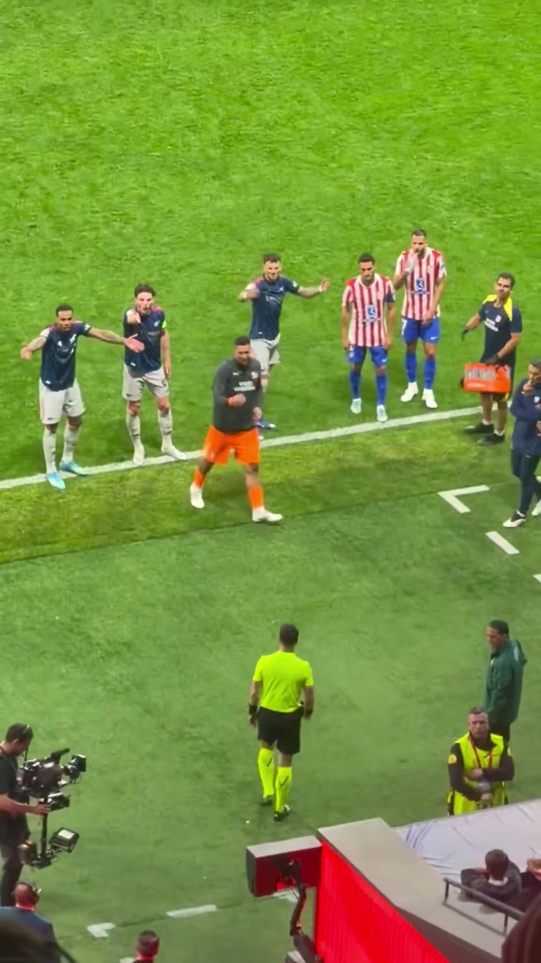 【赛事剪辑】当➡️裁判正在回看点球判罚时，西蒙尼冲着裁判挥手