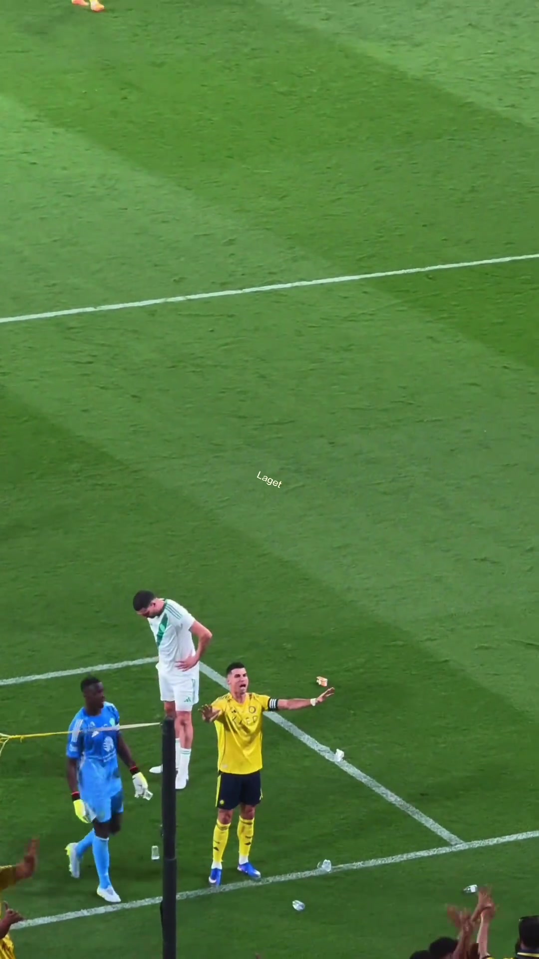 领袖气质！C罗示意自家球迷冷静，不要扔东西了