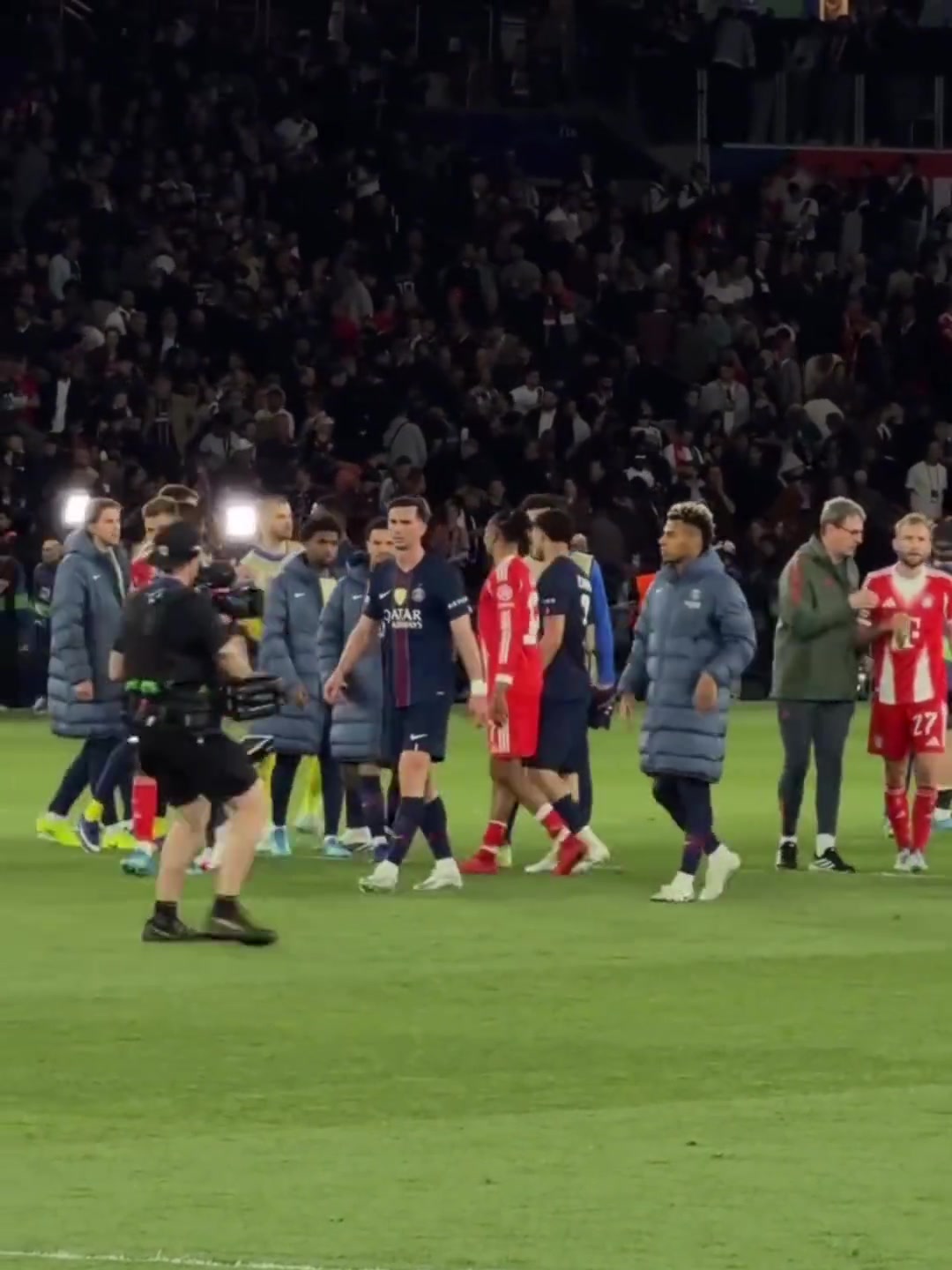 [视频]球员踢爽了，球迷看爽了！大巴黎与拜仁球员赛后友好握手惺惺相惜