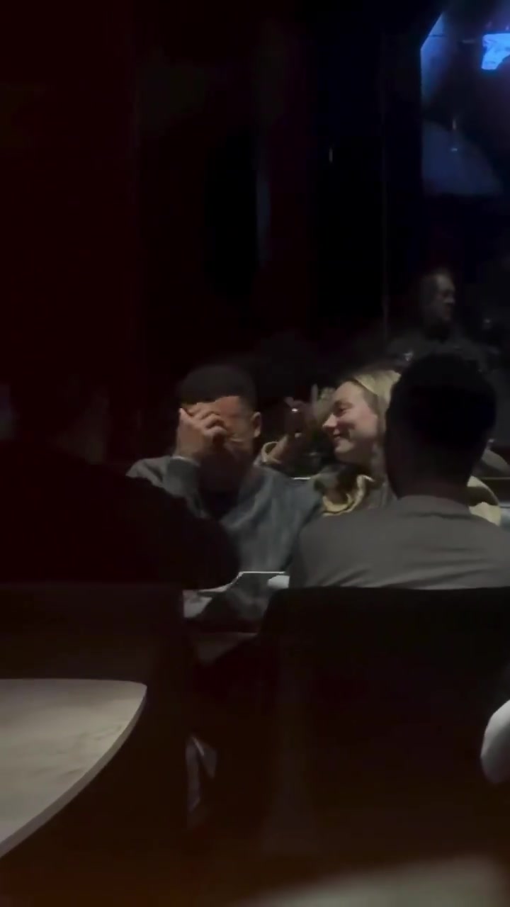 姆总害羞了！姆巴佩和女友甜蜜秀恩爱，眼里只有对方