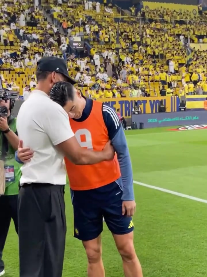 C罗与费迪南德寒暄，头埋在老大哥怀里