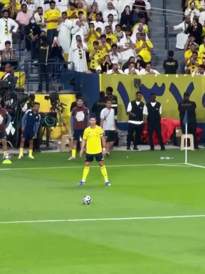 [视频/集锦]罗三岁搞怪！C罗主罚任意球前扭屁股