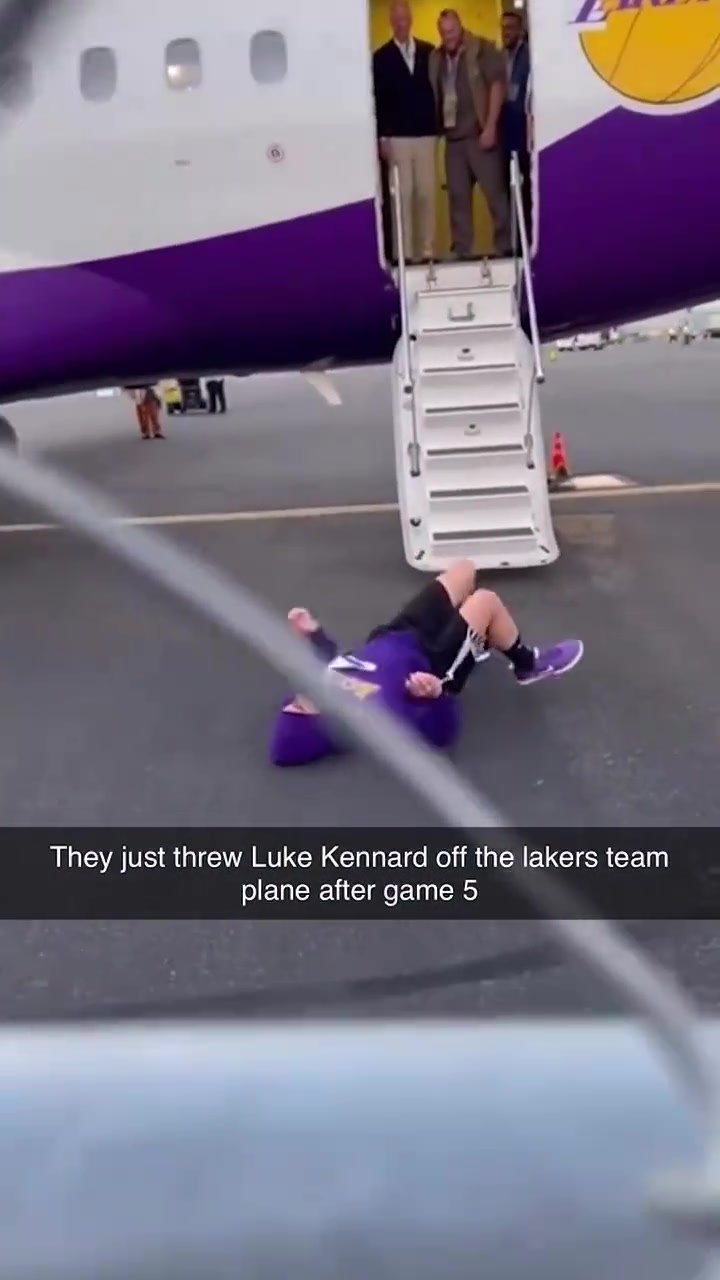 [视频]AI恶搞：湖人G5失利 球队把肯纳德扔下飞机